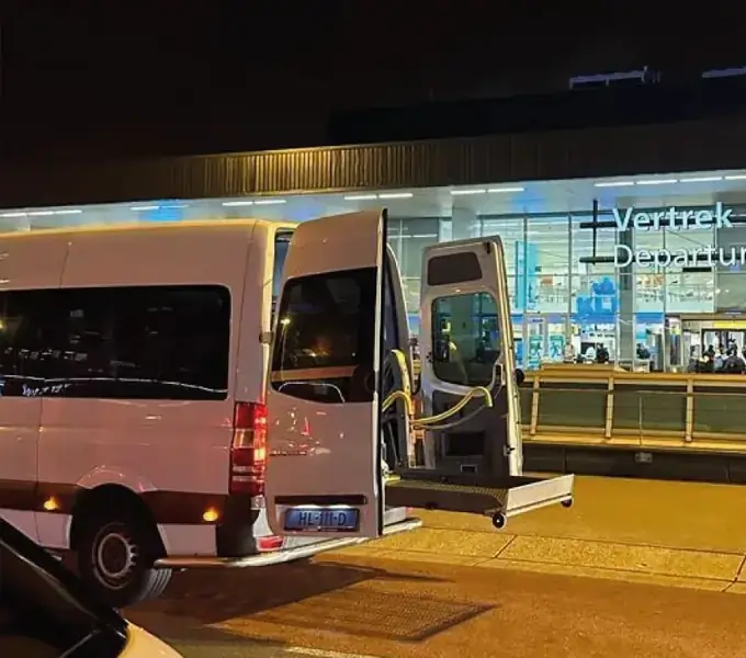 Rolstoelbus bij Schiphol voor reizigers uit Vlaardingen